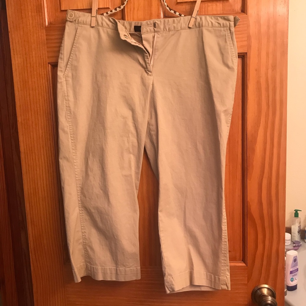Daisy Fuentes Capris. Smoke free home.